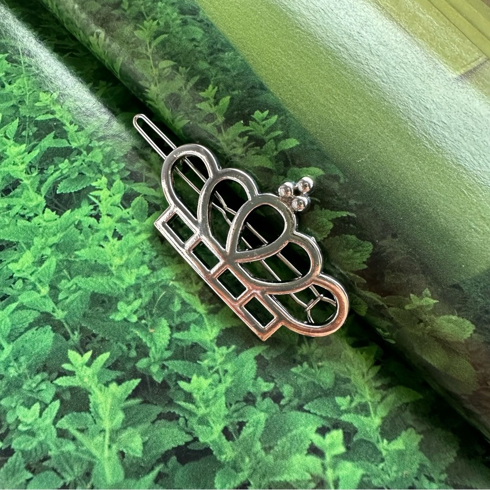 FREE W/ Purchase Silver Hair Clips Bundle Set - Bow / Crown / Triangle / Circles - Picture 3 of 10